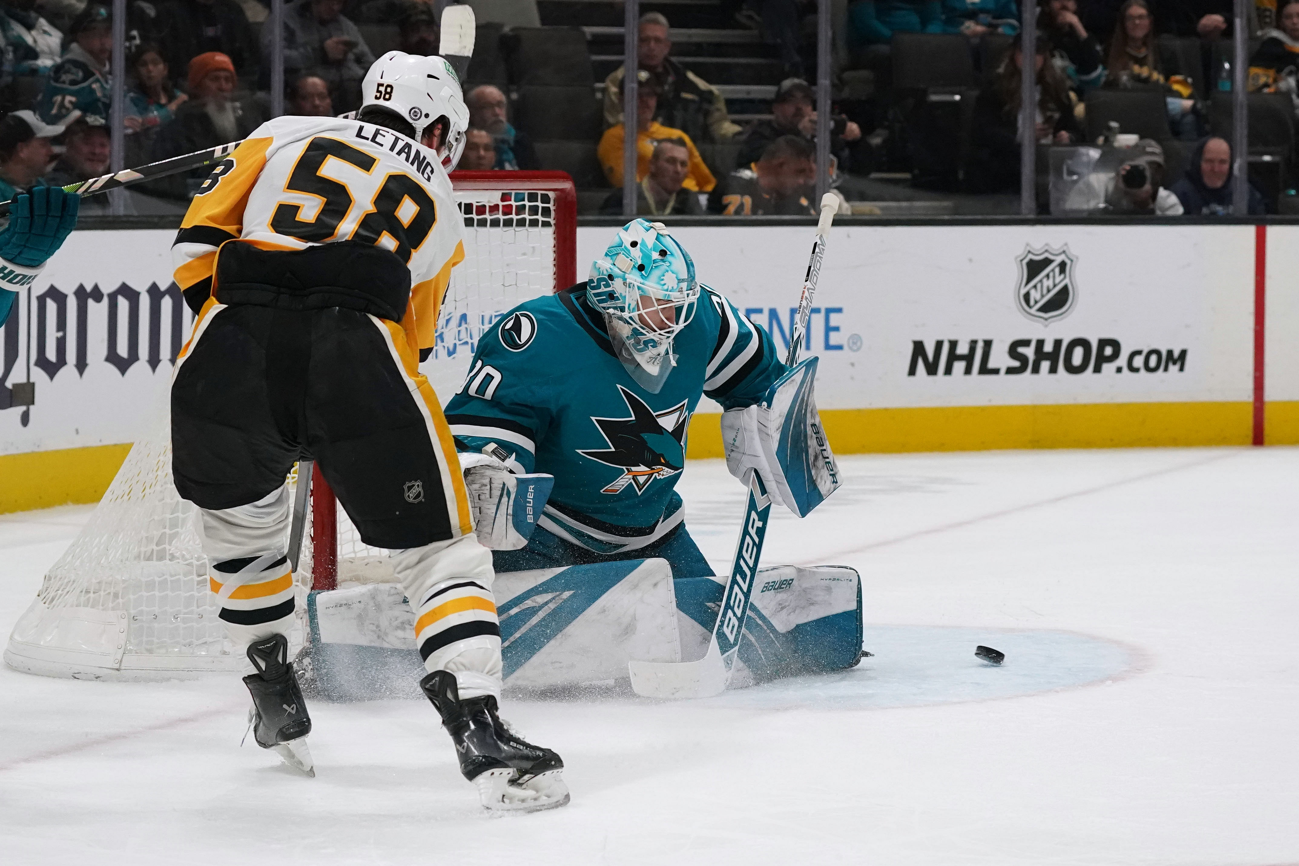 Yaroslav Askarov could be the solution to the Sharks' goaltending issues - Source: Imagn